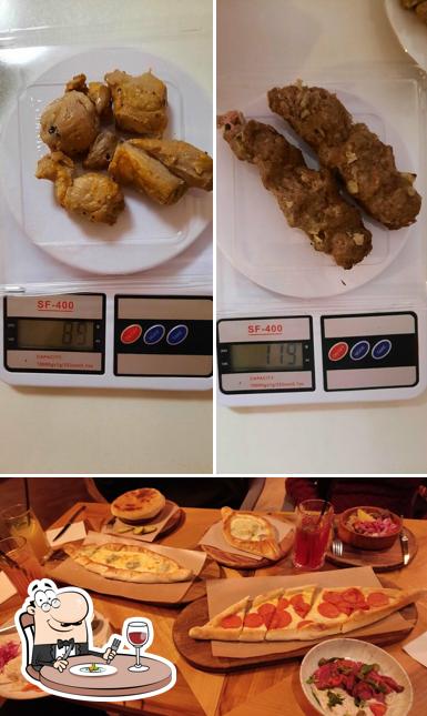 В Базар есть еда, внутреннее оформление и многое другое