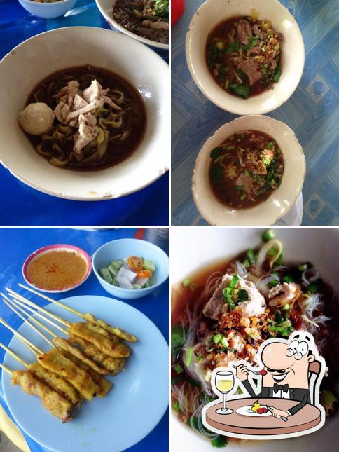 ก๋วยเตี๊ยวเรือ หมูสะเต๊ะนุ่ม เชียงราก