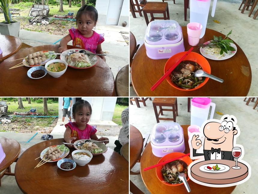 แบ่งปันก๋วยเตี๋ยวเรืออยุธยาข้าวมันไก่ 25 บาท