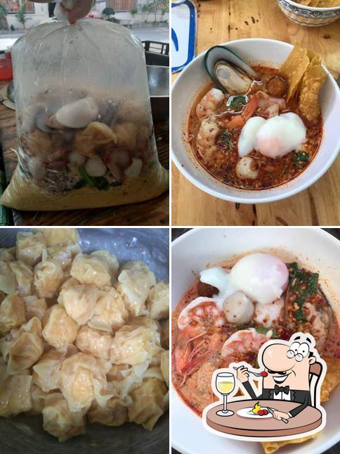 ก๋วยเตี๋ยวไข่ย้อย