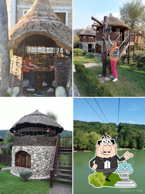 У реки