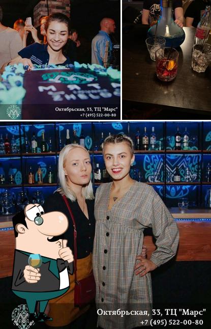 Фото, на котором видны барная стойка и выпечка в Мята Lounge