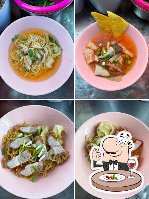 ร้านบะหมี่เกี้ยวปูหมูแดงชุนฮั้วสีคิ้ว