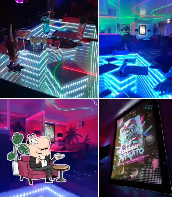 Посмотрите на внутренний интерьер "New Wave Bar"