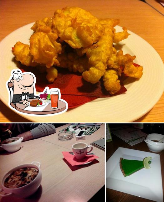 Это фотография, где изображены столики и еда в Суши-Бум