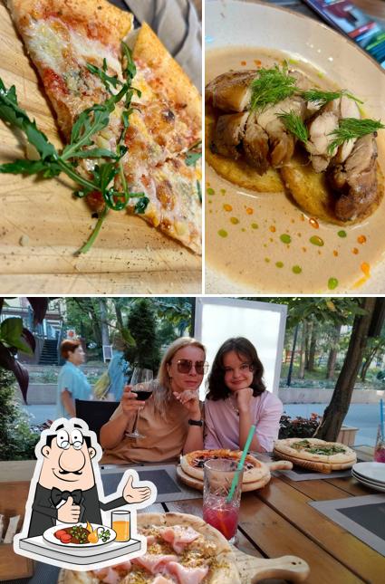 Посмотрите на этот снимок, где видны еда и внутреннее оформление в Napoli Family