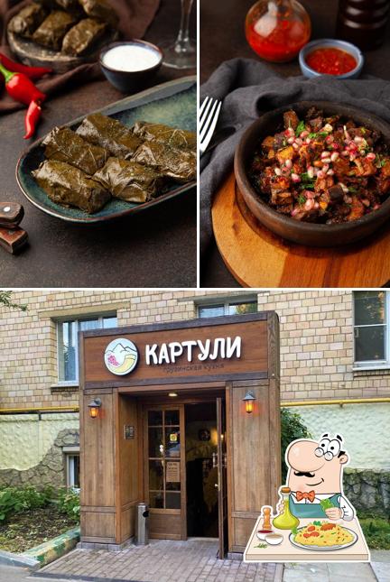 Это фотография, где изображены еда и внешнее оформление в КартулиОда Грузинская Кухня