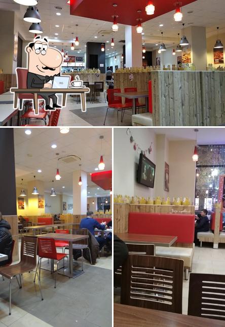 Посмотрите на внутренний интерьер "Бургера Кинг"