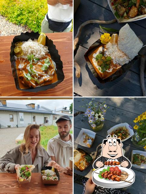 Фотография, на которой видны еда и внутреннее оформление в Curry Boys