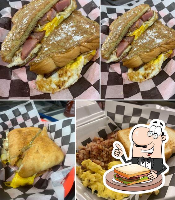 Закажите бутерброды в "Skips Lounge"