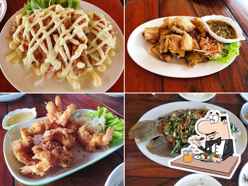 ร้านอาหารเรือนไม้ริมน้ำ