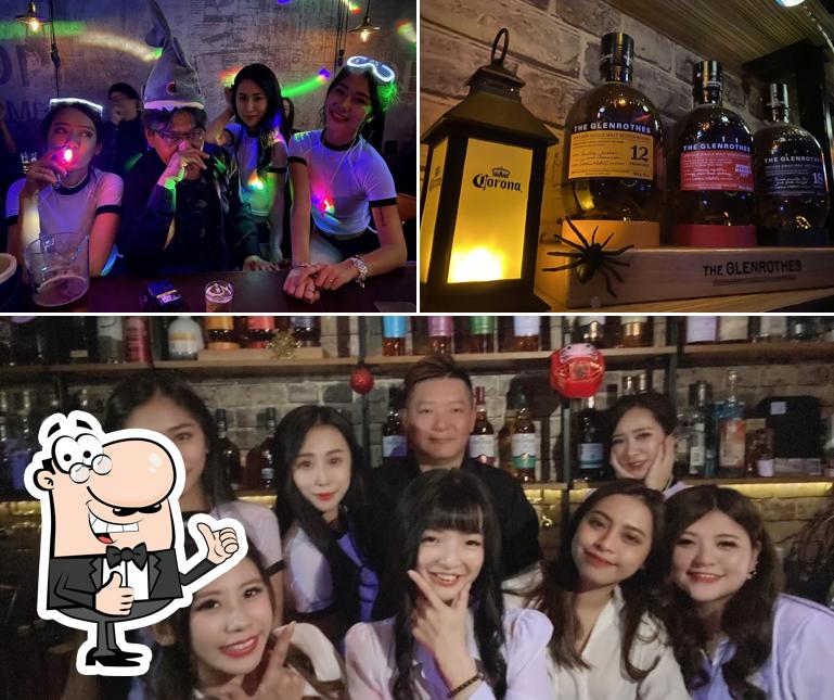 F18 LOUNGE BAR
