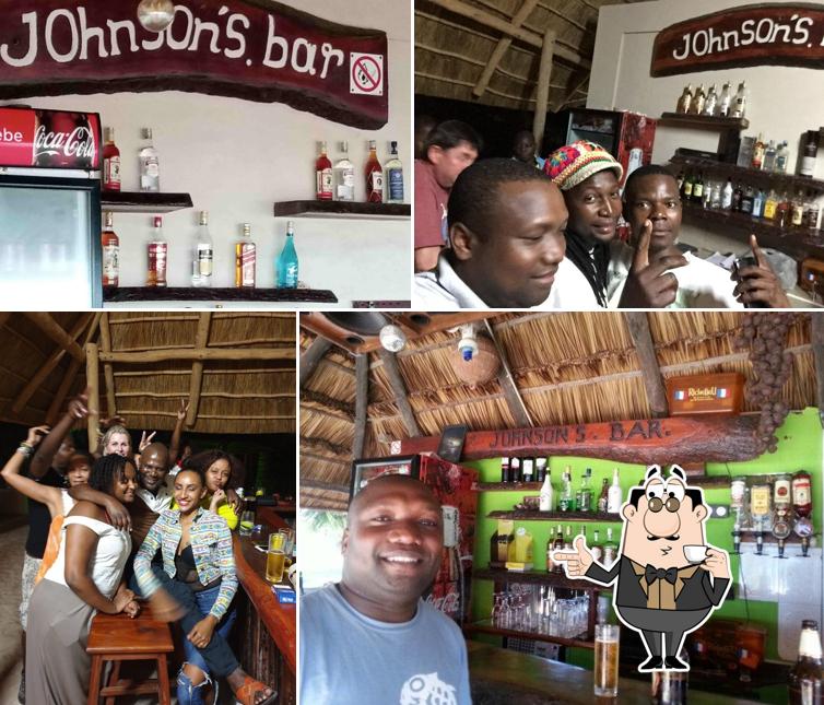 Johnson's Beach bar & Accomodation