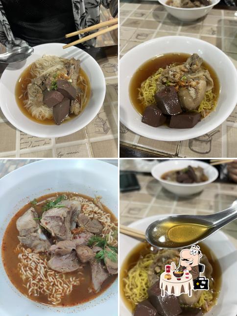 พลอย ก๋วยเตี๋ยว​ เป็ด ไก่ หมู่ตุ๋น