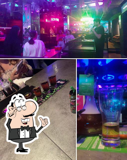 Фото, на котором видны внутреннее оформление и напитки в No Cap