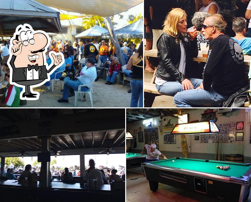 Earl's Hideaway Lounge