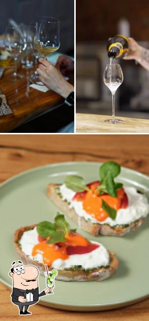 Попробуйте разнообразные напитки, предлагаемые "Практика by Ast"