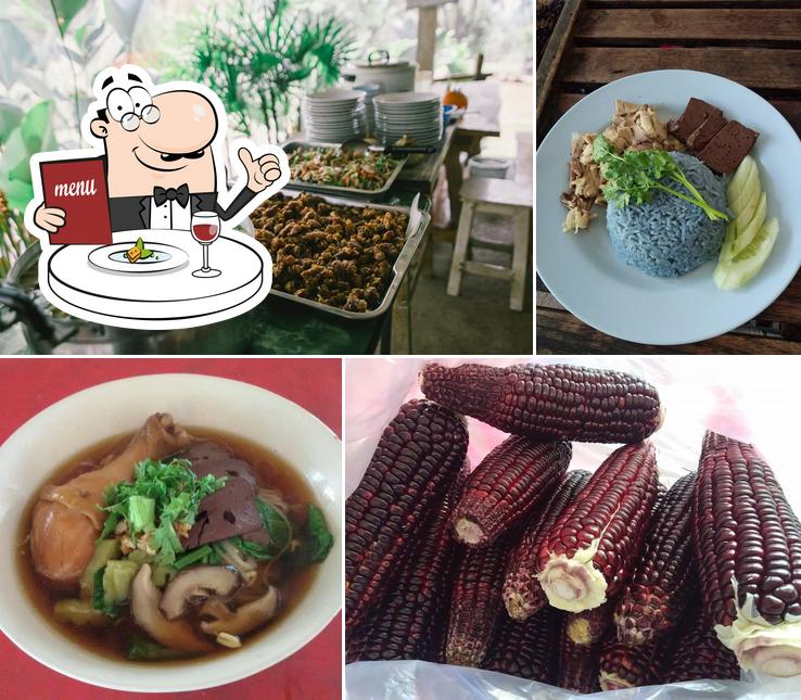 ร้านก๋วยเตี๋ยวน่องไก่ตุ๋นมะระ แดง ชวนชิม