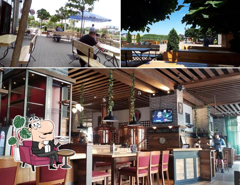 Посмотрите на внутренний интерьер "Пивного ресторана Paulaner"