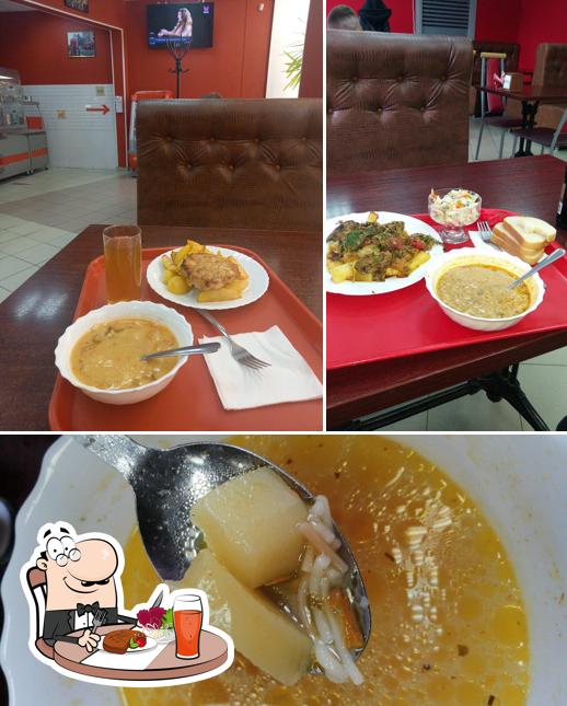 Столики и еда в Столовая