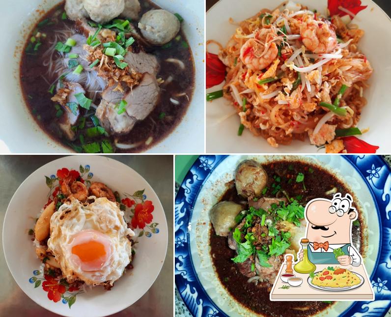 ร้านก๋วยเตี๋ยวป้ารัตน์ ตรงข้ามโบสถ์
