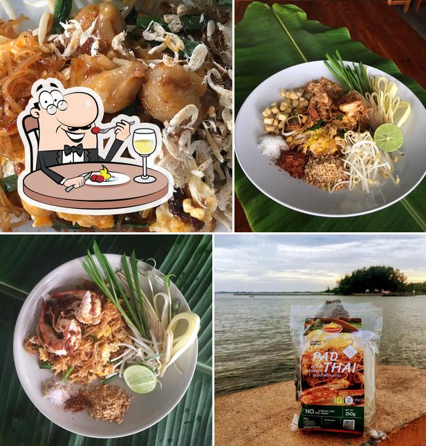 ผัดไทย100ปี บ้านทางเกวียน Padthai100year 100y
