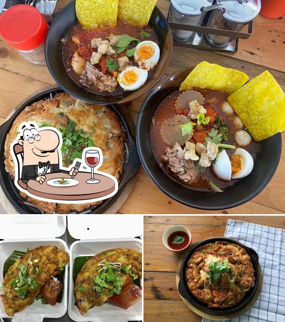 ก๋วยเตี๋ยว & หอยทอดกระทะร้อน ปืนใหญ่