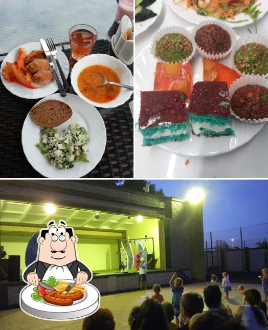 Еда и внутреннее оформление - все это можно увидеть на этом фото из Славянка