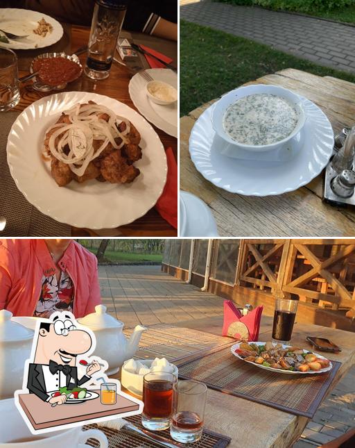 Взгляните на это изображение, где видны еда и внутреннее оформление в Тихая Заводь