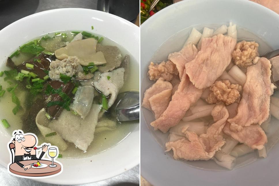 เกาเหลาเลือดหมูตลาดสนามหญ้า