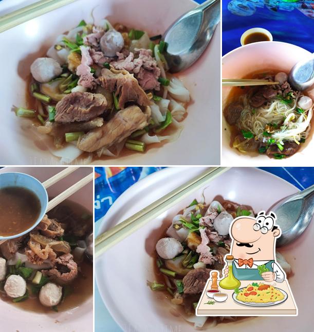 ก๋วยเตี๋ยวเนื้อน้ำแดง เจ๊บ่วย