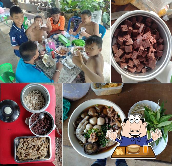 ก๋วยเตี๋ยวไก่มะระ ตีน ข้อ เลือด ไก่ฉีก ผักสด น้ำปั่น แก้วล่ะ10บาท
