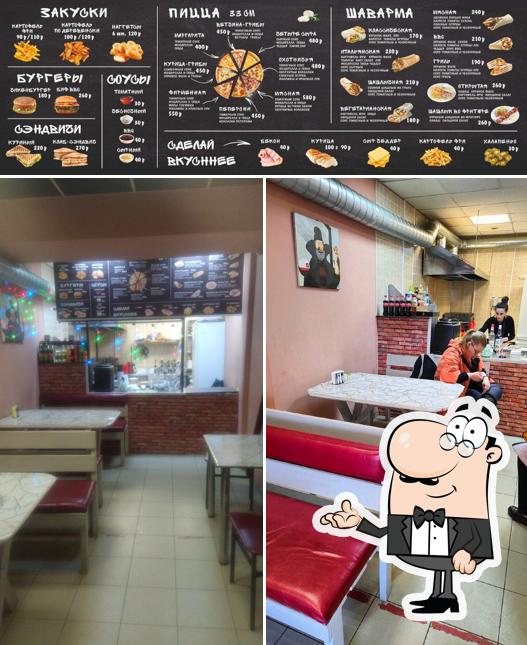Посмотрите на это фото, где видны внутреннее оформление и еда в ШавармИцца