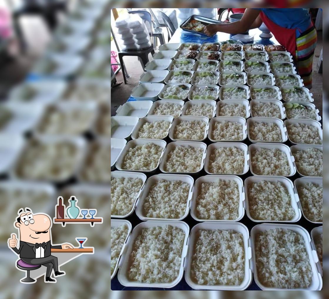 ร้านอาหารตามสั่งสี่แยกหนองสวน(น้องหงส์ฟ้า)