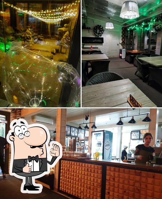 Взгляните на фотографию кафе "Брусника"