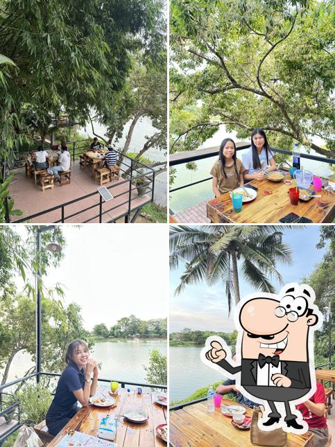 ร้านนั่งชิลล์ริมน้ำสเต็ก&เคล้มปิ้ง