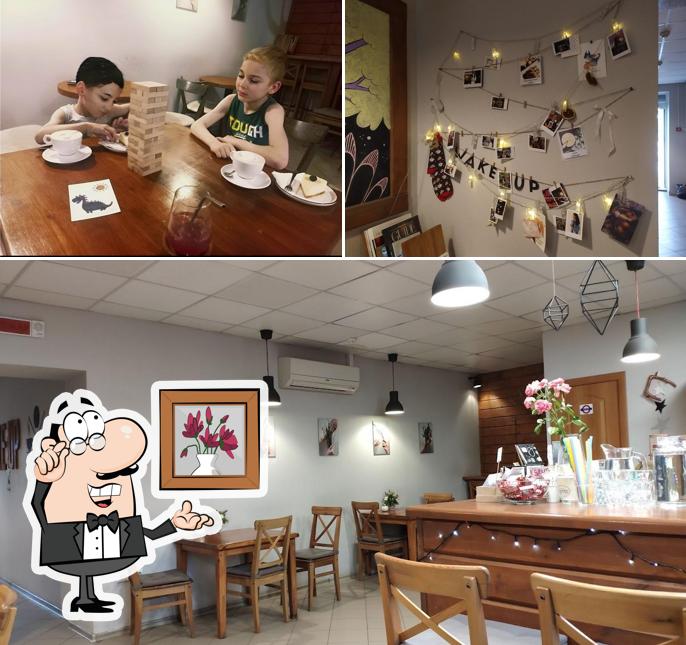 Посмотрите на внутренний интерьер "Wake Up Coffee Скайберри"