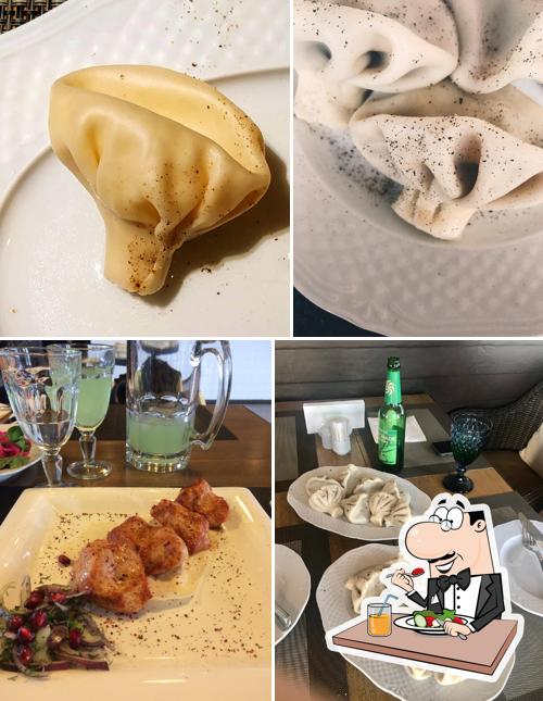 Еда в "Хинкальной"