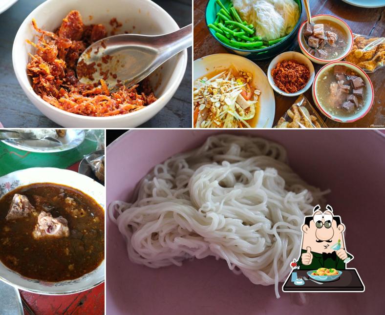 ขนมเส้นน้ำย้อยอาหวัง