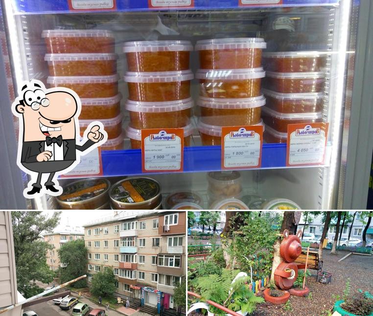 Это фото, где изображены внешнее оформление и еда в РыбомироВ