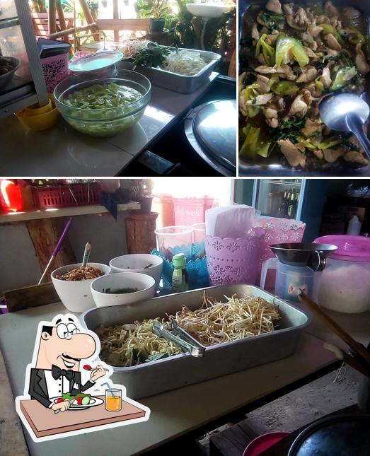 ร้านวลาลีน้ำผลไม้ปั่นและก๋วยเตียวไก่ตุ๋น