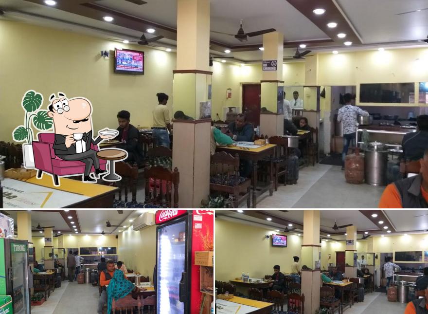 New Parantha House & Hotel