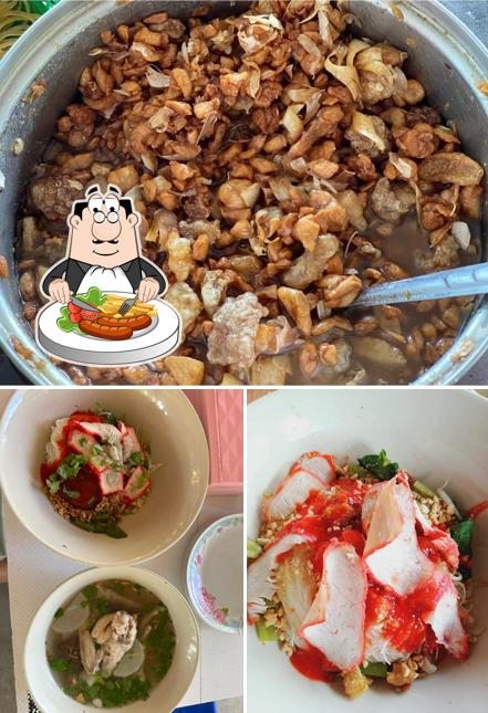 ร้านก๋วยเตี๋ยวยายรินตีนไก่