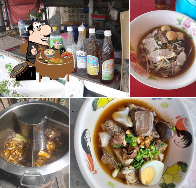 บ้านชายนัดก๋วยจั๊บริมคลองบ้านรี