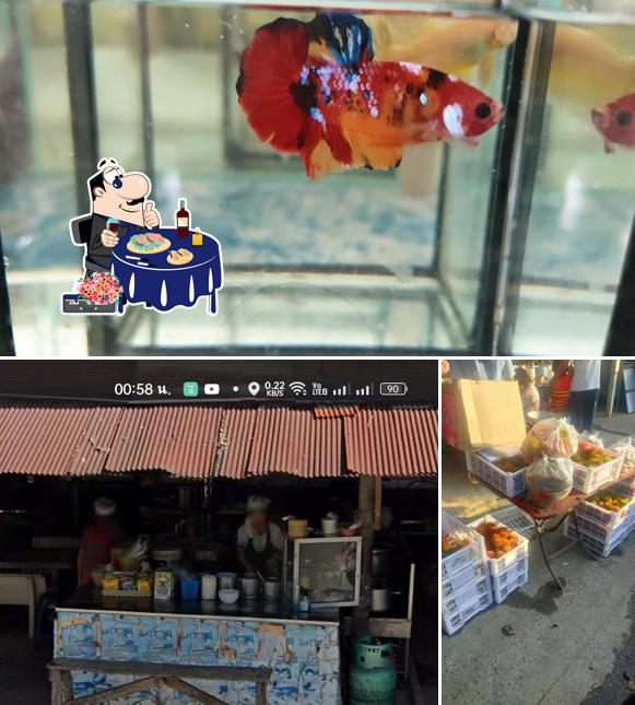 ร้ายก๋วยเตี๋ยวน้ำแดง ข้าวต้ม ต้มเลือดหมู และผลไม้ตามฤดูกาล