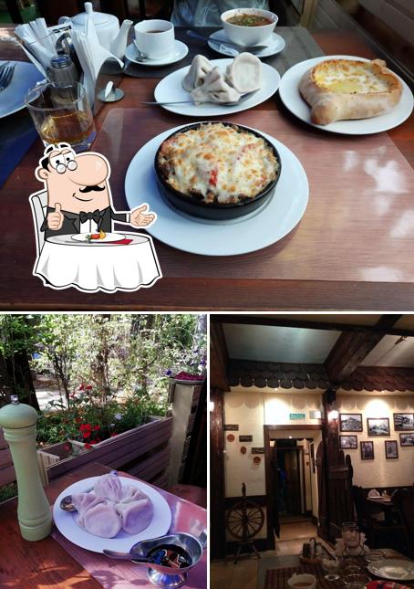 Столики и внутреннее оформление в Кинто