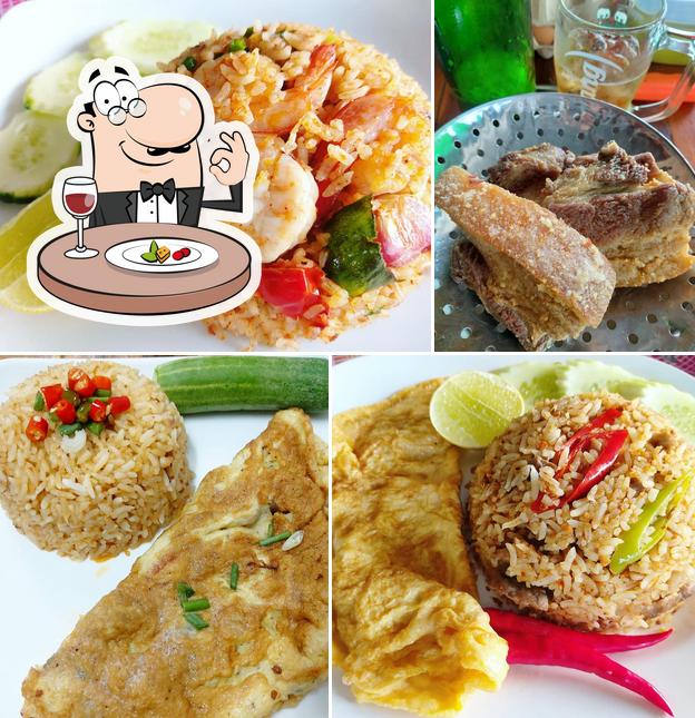 ครัวคุณหมู หน้าค่าย ร.14 พัน1