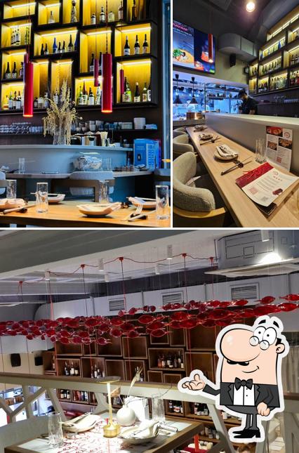 Посмотрите на внутренний интерьер "Tuna Bar"