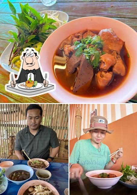 ก๋วยเตี๋ยวไก่หมูตุ๋น