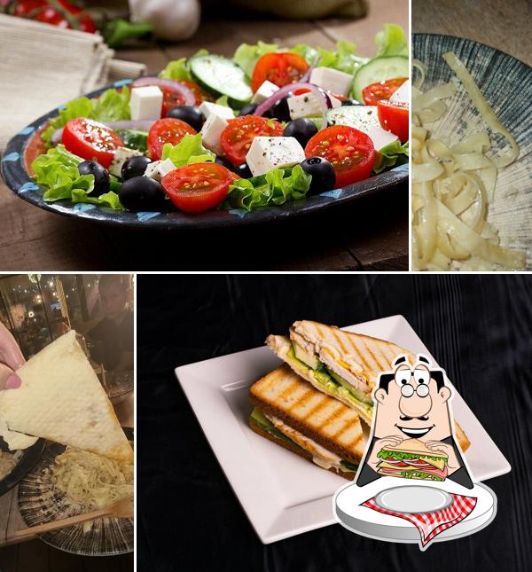 Клубные сэндвичи в "Beze"